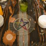 Uno degli strumenti pi� importanti presente nel tempio: il pentacolo. � una stella a cinque punte inscritta in un cerchio: acchiude in s� tutta l'energia che le streghe cercano di usare per i loro rituali